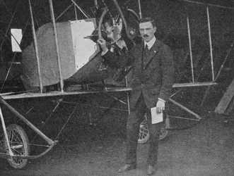 Uno de los mejores instructores: Lewis WF Turner junto a un biplano de entrenamiento Caudron, 1913 1934