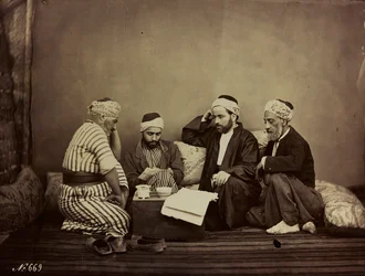 Álbum Damas y Baalbek: Un grupo de sirios sentados alrededor de una mesa
