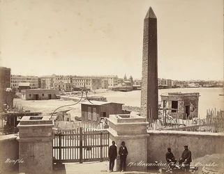 Alejandría, Egipto: el Obelisco de Cleopatra, con cuatro hombres posando para la fotografía