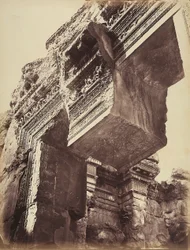 Detalle de la entrada a un templo, en la zona arqueológica de Heliópolis o Baalbek, antigua ciudad siria, ahora Líbano