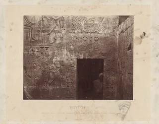 Hombre en een deuroopening en de temple van Ramses III en Egipto Esculturas en el Templo de Ramsés III, en la parte posterior del segundo patio, a la derecha (Karnak) - Tebas (título sobre el objeto) Egipto (título de la serie sobre el objeto)