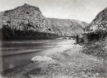"Nahr el-Kalb" (el río del perro) entre las montañas del Líbano, cerca de Beirut, en Palestina