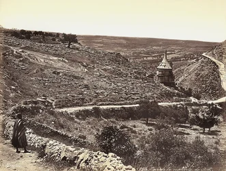 Vista panorámica del Valle de Cedrón o Josafat, con la Tumba de Absalón, en las afueras de Jerusalén. Un hombre está mirando la vista desde la calle