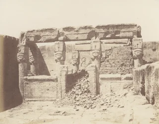 Dendérah Tentyris, Templo de Athôr - Santuario Colocado en el Ángulo Sur-O..., 1851-52, impreso 1853-54