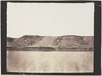 Vista general de los monumentos excavados en la roca con Dahabieh del fotógrafo. Abu Simbel