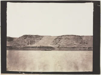 Vista general de monumentos tallados en la roca con fotógrafos Dahabieh. Abu Simbel, 1851-1852