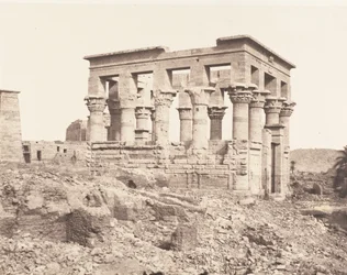Ile de Fileh Philæ, edificio del Este - Vista lateral del Punto D, 1851-52, impreso 1853-54
