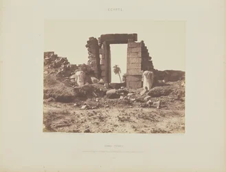 Karnak (Tebas). Primer Pilón - Ruinas de la Puerta y los Colosos, vistos desde el Punto E