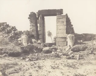 Karnak Tebas, Primer Pilón - Ruinas de la Puerta y los Colosos