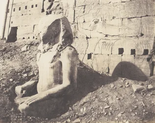 Karnak Tebas, Tercer Pilón - Coloso de Espato Calcáreo