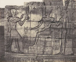 Karnak Tebas, edificio en ruinas - Esculturas de la pared interior, 1851-52, impreso 1853-54