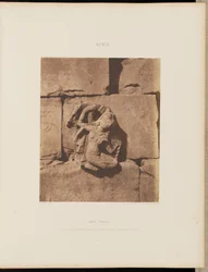 Tafah (Taphis). Construcciones con base curva - Figura de un nicho tallado