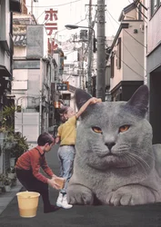 Niños lavando un gato gigante en las calles de Tokio