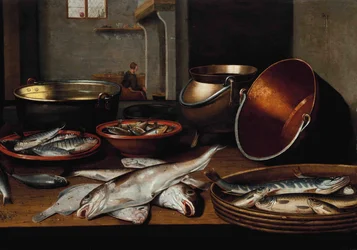 Interior de una cocina con pescado y utensilios sobre una mesa