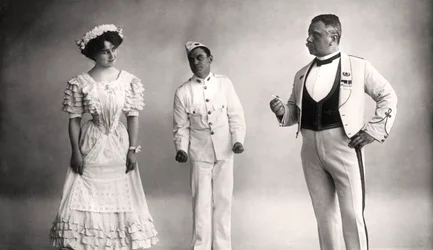 Florence Jameson, Reginald Switz y Alfred Clarke en una escena de La Luna Azul, siglo XX