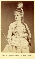 La Grande-Duchesse de Gérolstein" de Offenbach (opéra-bouffe) con Emily Soldene, que interpretó el papel en la producción londinense de 1867 (Covent Garden)