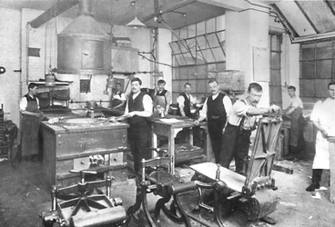 Dalziel Foundry Limited. - Instalaciones de Earl Street. Planta de moldeo y fundición, y personal, 1909