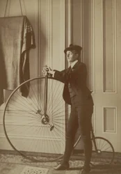 Interior de la casa con una bicicleta Penny Farthing, c.1890 (foto sepia)