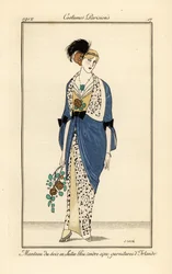 Mujer con vestido de noche de satén azul ceniza con encaje irlandés. Manteau du soir en satén bleu cendre avec garnitures d’Irlande
