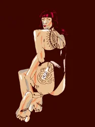 Mujer tatuada mirando hacia atrás