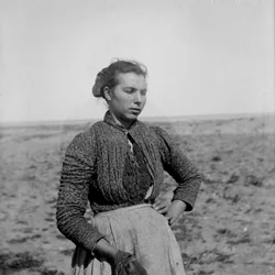 Retrato de un joven campesino con indumentaria tradicional, Abruzos, Italia, c. 1900