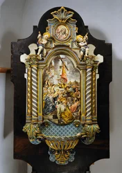 Gran pila de agua bendita en mayólica pintada con escena central de la pintura Adoración de los Magos de Francesco Solimena