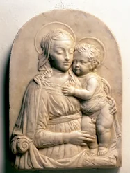 La Virgen con el Niño. Bajo relieve en mármol