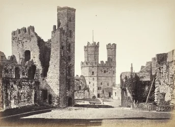 Castillo de Carnarvon, interior, vista hacia la Torre del Águila
