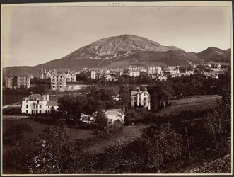 [Ciudad al pie de la montaña]