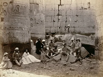 Fotografía de grupo en el Salón de las Columnas, Karnak, Tebas, 1862