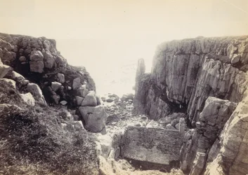 [Entrada rocosa con paisaje marino]