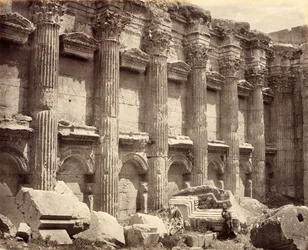 Pared norte del interior del templo de Júpiter, con las columnas estriadas, Baalbek
