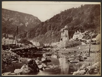 [Pueblo cerca del río]