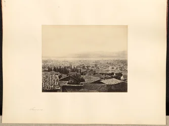 [Vista de la ciudad desde lejos]