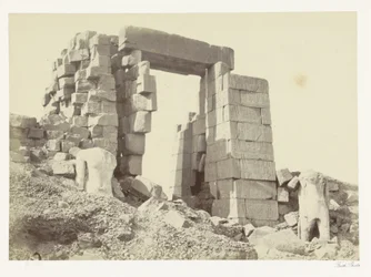 Pilón de granito del Templo de Karnak El pilón de granito. Karnac (título sobre el objeto)