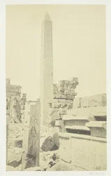 Obelisco y columna de loto de granito, Karnak, 1857