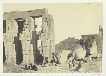 Pilares de Osiris y Gran Coloso Caído, en el Memnonium, Tebas