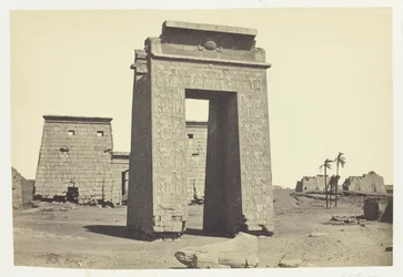 Puerta esculpida, Karnac