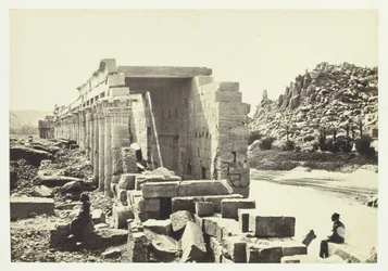 La columnata, Isla de Filé
