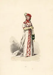 Mujer con vestido blanco con diseño de terciopelo