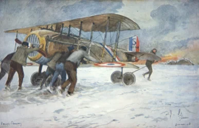 El personal de tierra y el piloto empujan con esfuerzo un caza francés SPAD por la nieve hasta un hangar, enero de 1918