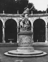 Rapto de Proserpina por Plutón mientras una de sus compañeras la retiene, bosque de la Columnata