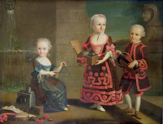 Retrato de un grupo: una niña con un tití en una caja, una niña con un triángulo sentada en una linterna mágica y un niño con una zanfona