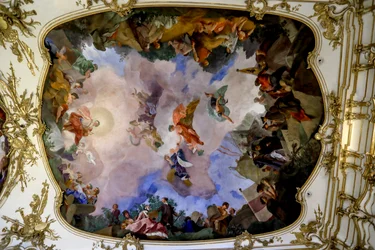 Fresco en el techo de la gran galería del palacio de Schönbrunn que representa una alegoría de la paz y la prosperidad, Viena, Austria, 2024 (foto)