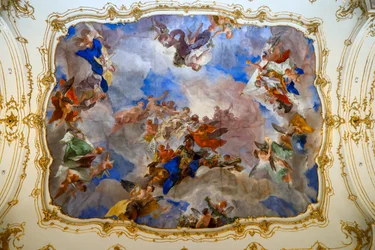 Fresco en el techo de la pequeña galería del palacio de Schönbrunn, Viena, Austria, 2024 (foto)