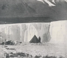 Campamento en un Barranco Superficial del Glaciar Taylor, c1911, 1913