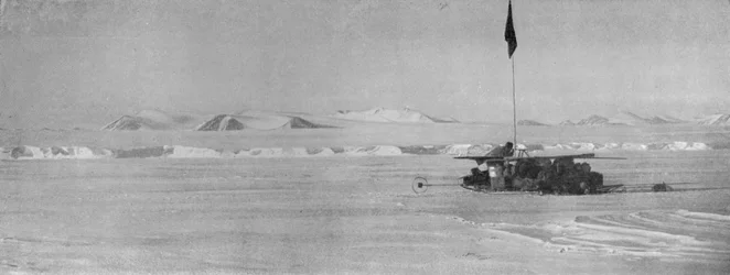 El glaciar Piedmont de Wilson, mostrando los acantilados de hielo continuos, c1911