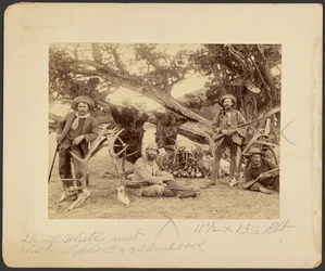 Grupo de Lispenard Stewart, #6 - 5th Ave., N.Y. con trofeos junto al viejo cedro, Mammoth Hot Springs, Parque Nacional de Yellowstone