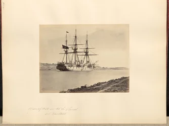 Hombre de guerra en el Canal de Suez en Kantara