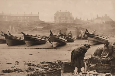 Mujeres cargando pescado en cestas desde los barcos de pesca, puerto de Whitby